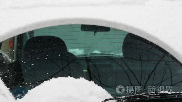 汽车刮水器清除从车窗外的雪视频