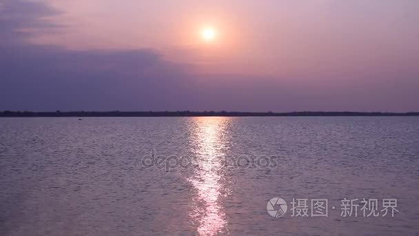 太阳普照湖泊或河流形成太阳路径上水