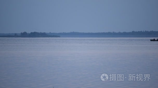 在黄昏时船上的河流或湖泊视频