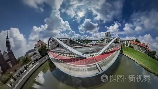 小小星球 360 度超过 Odra 河桥在奥波莱与红色自行车车道城市景观在阳光明媚的一天时间是飞世界是不断变化的地球自转