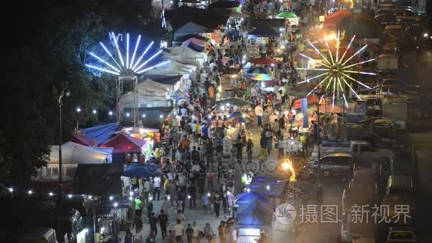 人在启德，泰国大皇宫 Loi 庆祝期间走过河边街市场