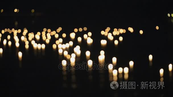 在福来 Khrathong 庆祝在素可泰，泰国燃烧蜡烛浮在水面上。集中注意力