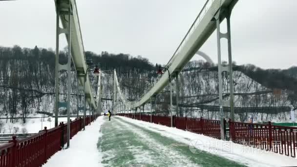 在冬季冻结 Dnipro Parkovyi 桥的视图