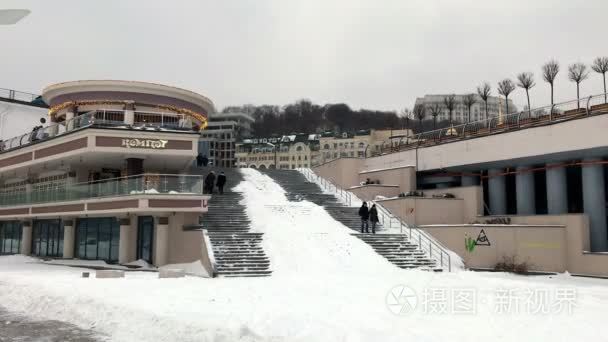 由 Poshtova Ploshcha 广场通往 Dnipro 路堤的楼梯