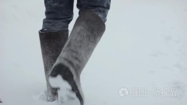 靴子是在雪上视频