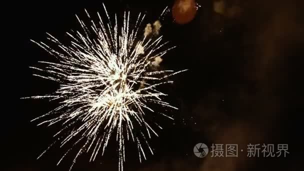 强大的烟花在夜空中视频