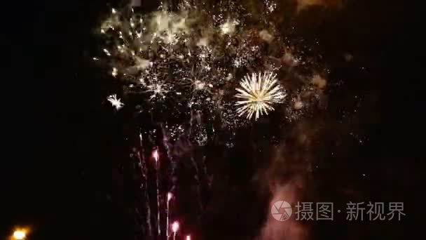 强大的烟花在夜空中视频