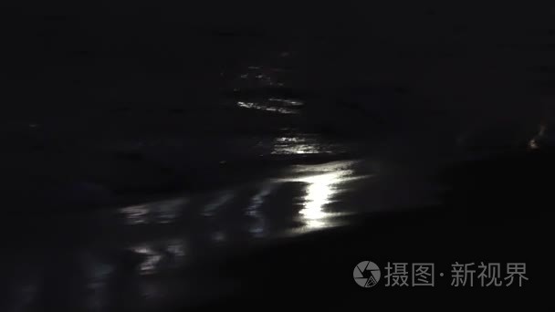 月球路径在海边沙滩上看着一种令人印象深刻的方式在秋天