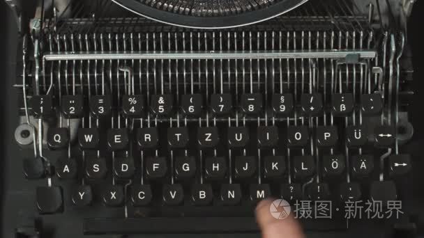 的手指在复古打字机上打字视频