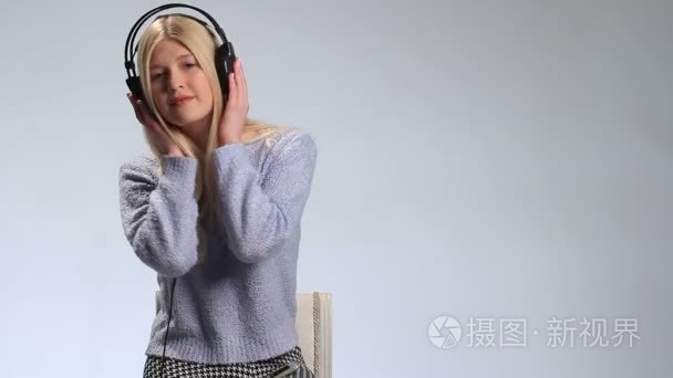 梦幻少女戴着耳机唱首歌视频