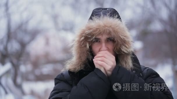 男人的手温暖在寒冷中视频