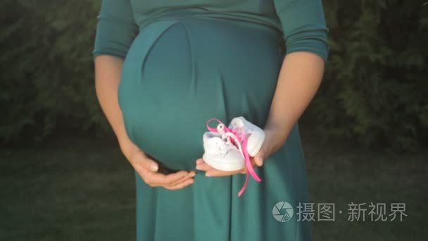 在手中的白色鞋子儿童孕妇视频