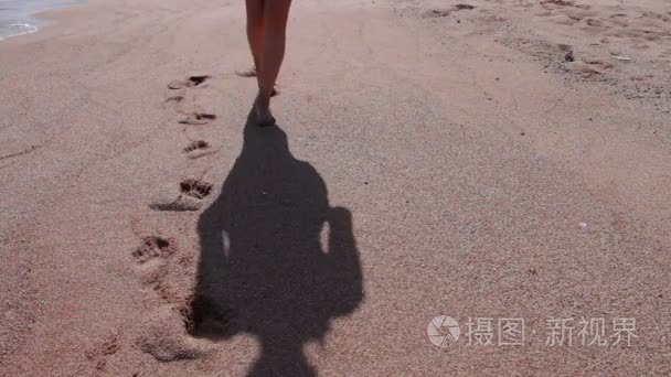 女孩的脚留下脚印在沙滩上视频