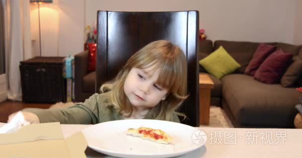 小孩子吃披萨和在家笑视频