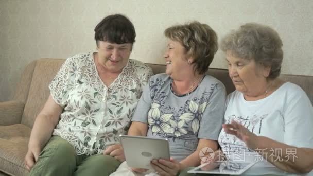 老妇女担任数字平板电脑视频