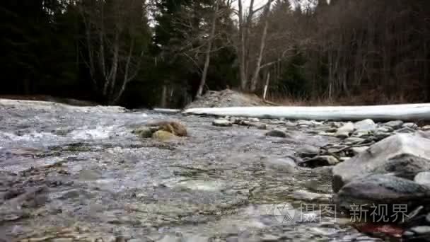 冬季河流的流量视频