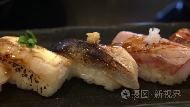 Aburi 饭设置或烤寿司套。日本的食品，生鱼用快火烧视频