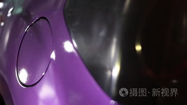 紫色的储气罐的车下清漆视频