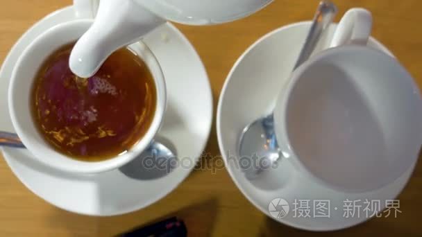 茶被倒入茶杯子视频