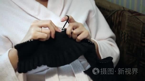 在从事针织长袍的女人视频