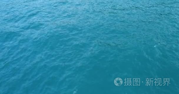 水表面由无人驾驶飞机鸟瞰图视频