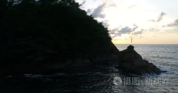 美丽的日落，海面之上的鸟瞰图