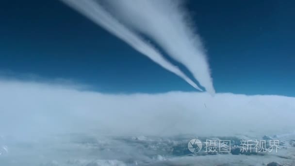 飞机在天空中的白色痕迹视频