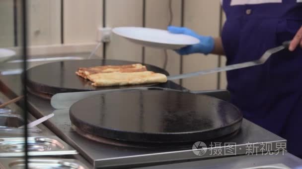把油炸和盘子在咖啡馆折叠煎饼视频