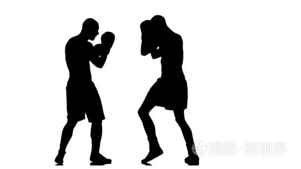 在两个运动员之间的拳击比赛中的低吹。剪影