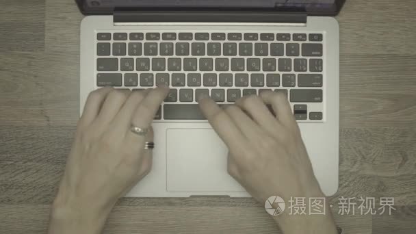 年轻男子手上的表，24 fps 4 k 未分级镜头使用笔记本