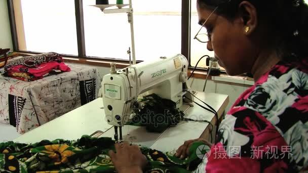 女人在缝纫车间在斯里兰卡康提工作