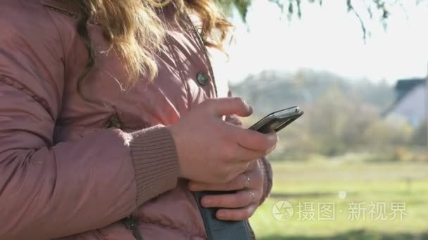 十几岁的女孩看起来照片用手机视频