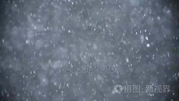 背景的雪落在冬季暴雪快速吹视频