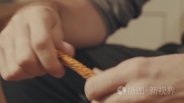 男人手上一根绳子登山疙瘩视频