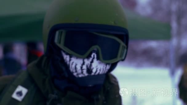 军人在头盔和骨架的巴拉克拉瓦视频