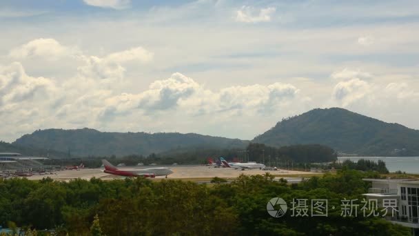 普吉岛国际机场的交通视频