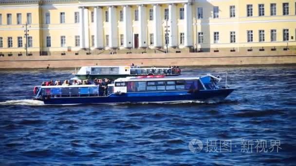 游客在圣彼得堡涅瓦河上的小船视频