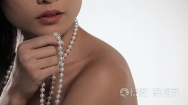 女人控股珍珠项链视频