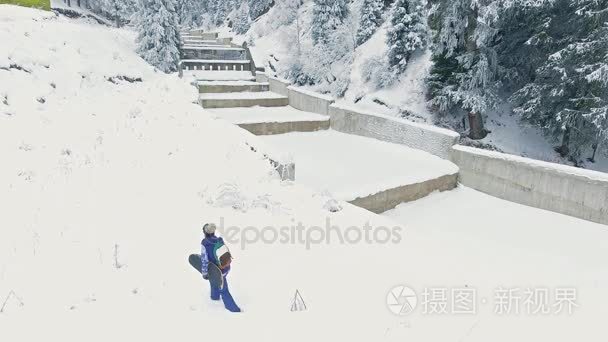 从无人机女孩冒险在山鸟瞰图画面