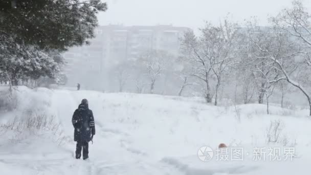 森林雪覆盖的道路的人去