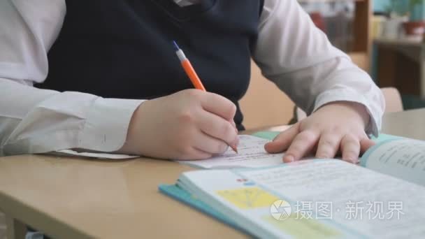 学习者在使用钢笔字帖写文本视频