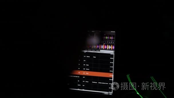 后视图的混合音乐节目主持人视频