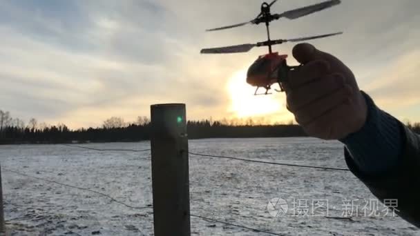 无线电控制的玩具直升机坠毁视频