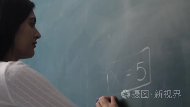 擦除的数学公式的女人视频