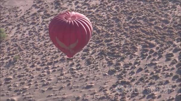 气球在智利的阿塔卡马沙漠上空