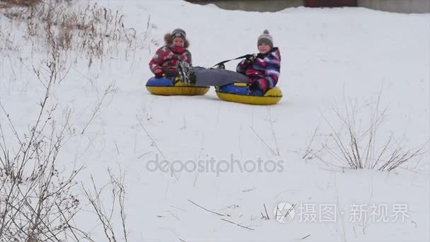 儿童幻灯片从雪地里山视频