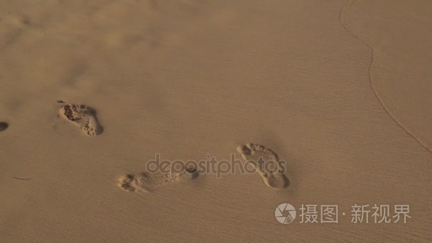 在沙子里的脚印视频