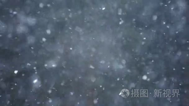 背景的雪落在冬季暴雪快速吹视频