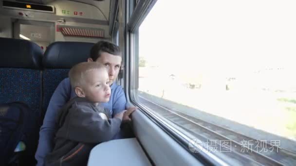 年轻的家庭旅行乘火车视频