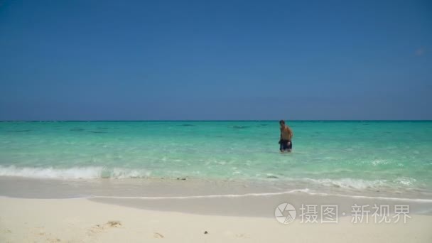 男子游泳后来自深海视频